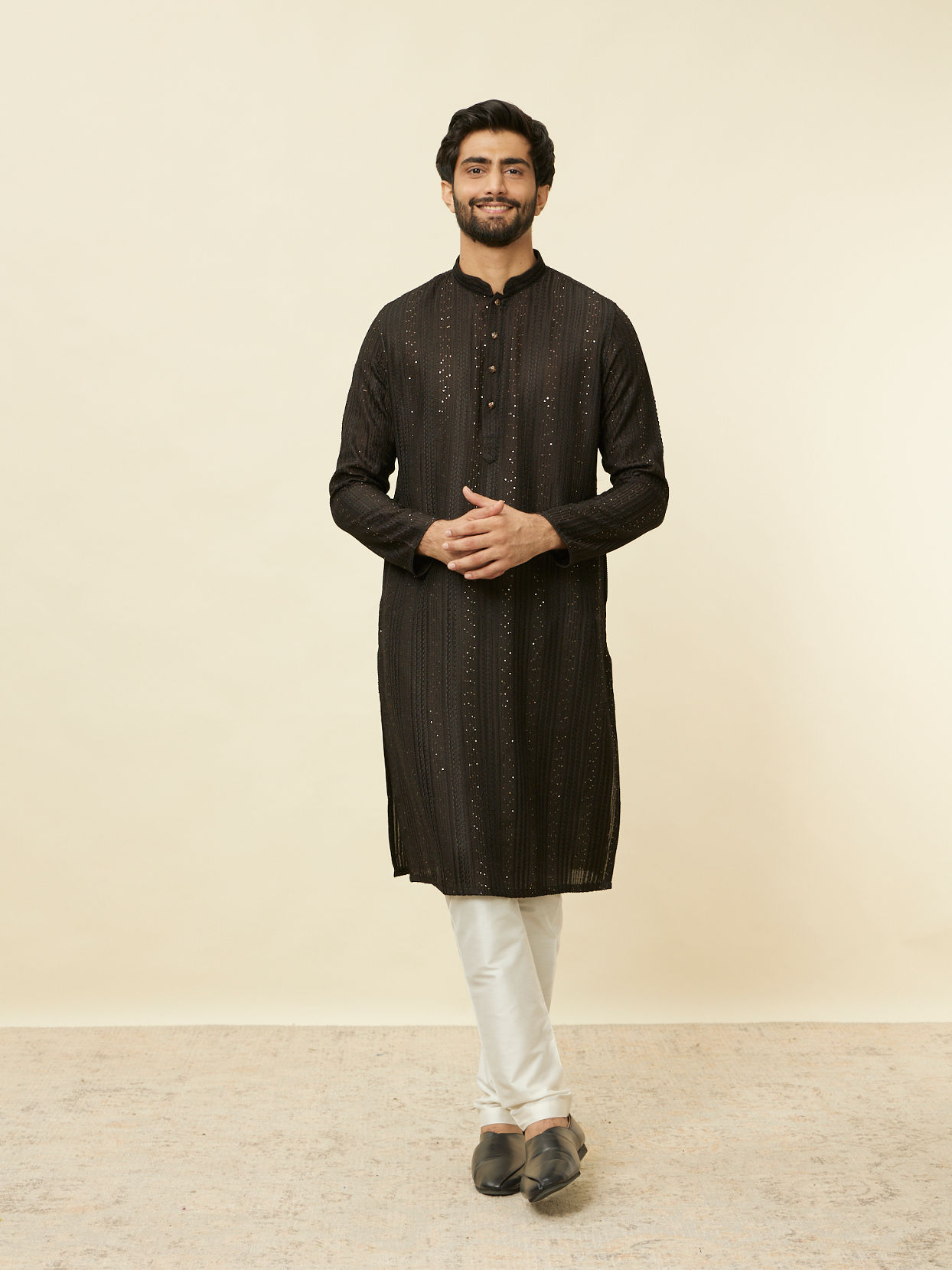 alt message - Manyavar Men Midnight Black Linear Patterned Kurta Set image number 2