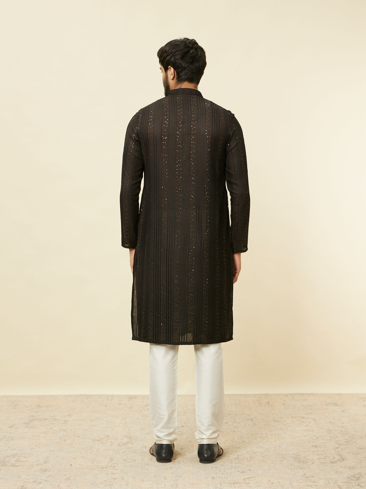 alt message - Manyavar Men Midnight Black Linear Patterned Kurta Set image number 5