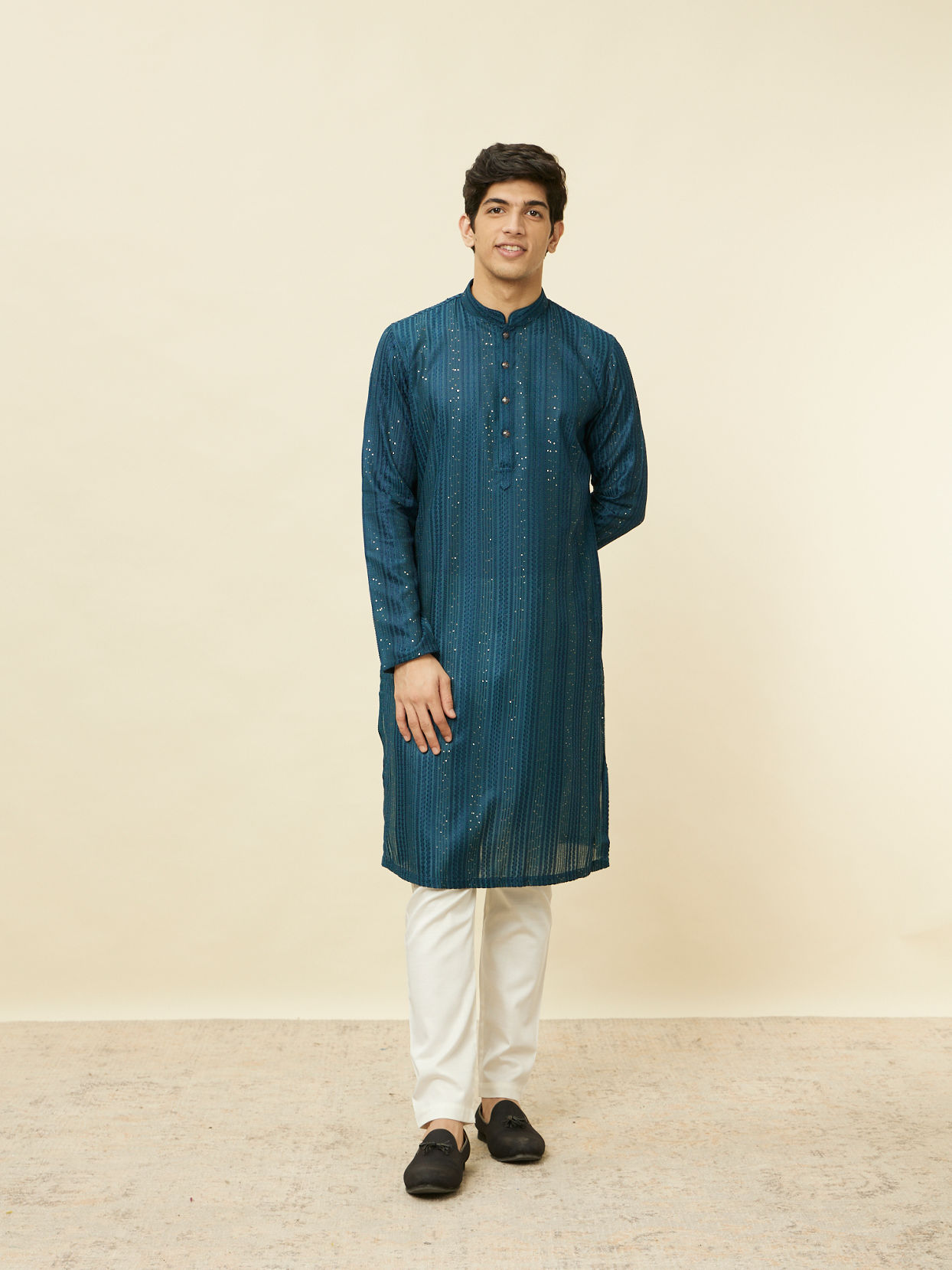 alt message - Manyavar Men Violet Blue Linear Patterned Kurta Set image number 2