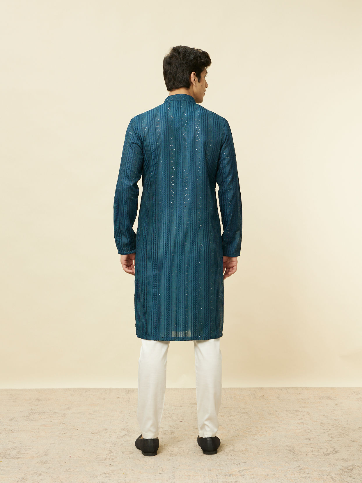 alt message - Manyavar Men Violet Blue Linear Patterned Kurta Set image number 5