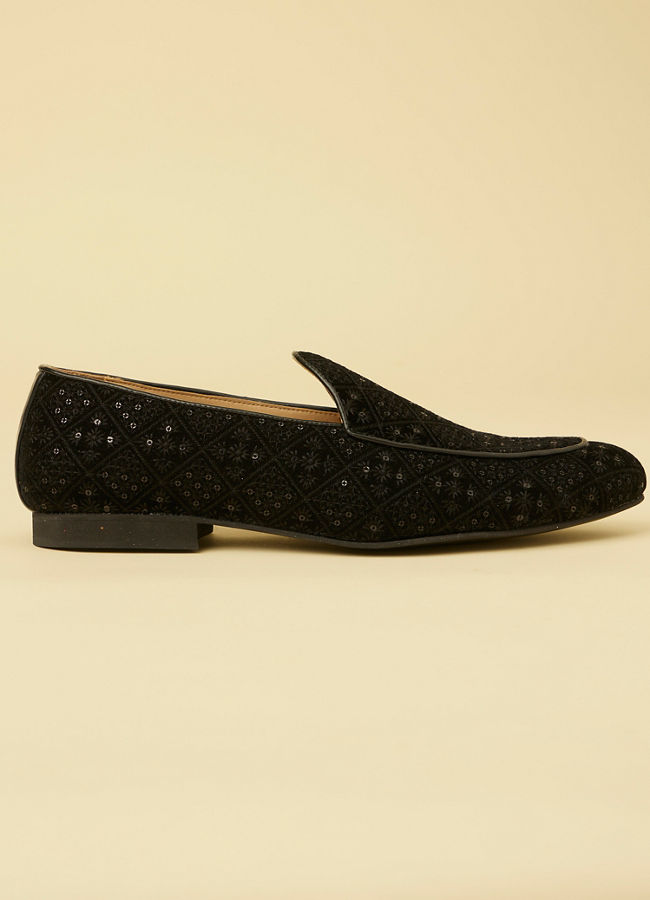 alt message - Manyavar Men Coal Black Sequinned Loafer Style Jutis image number 3