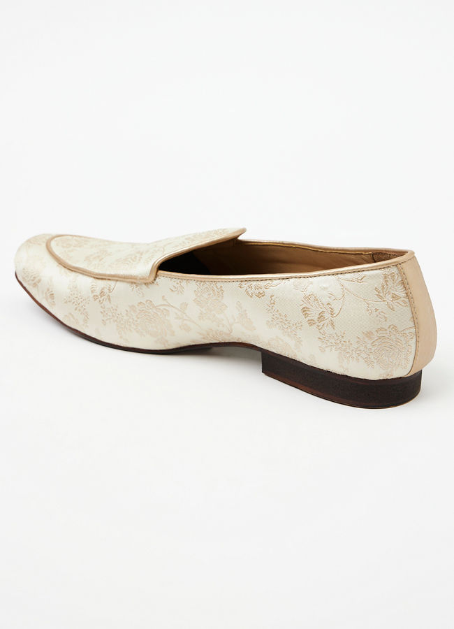 Cream Floral Textured Juti image number 5