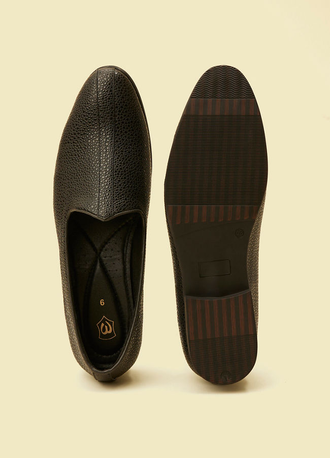 alt message - Manyavar Men Kohl Black Loafer Style Shoes image number 4