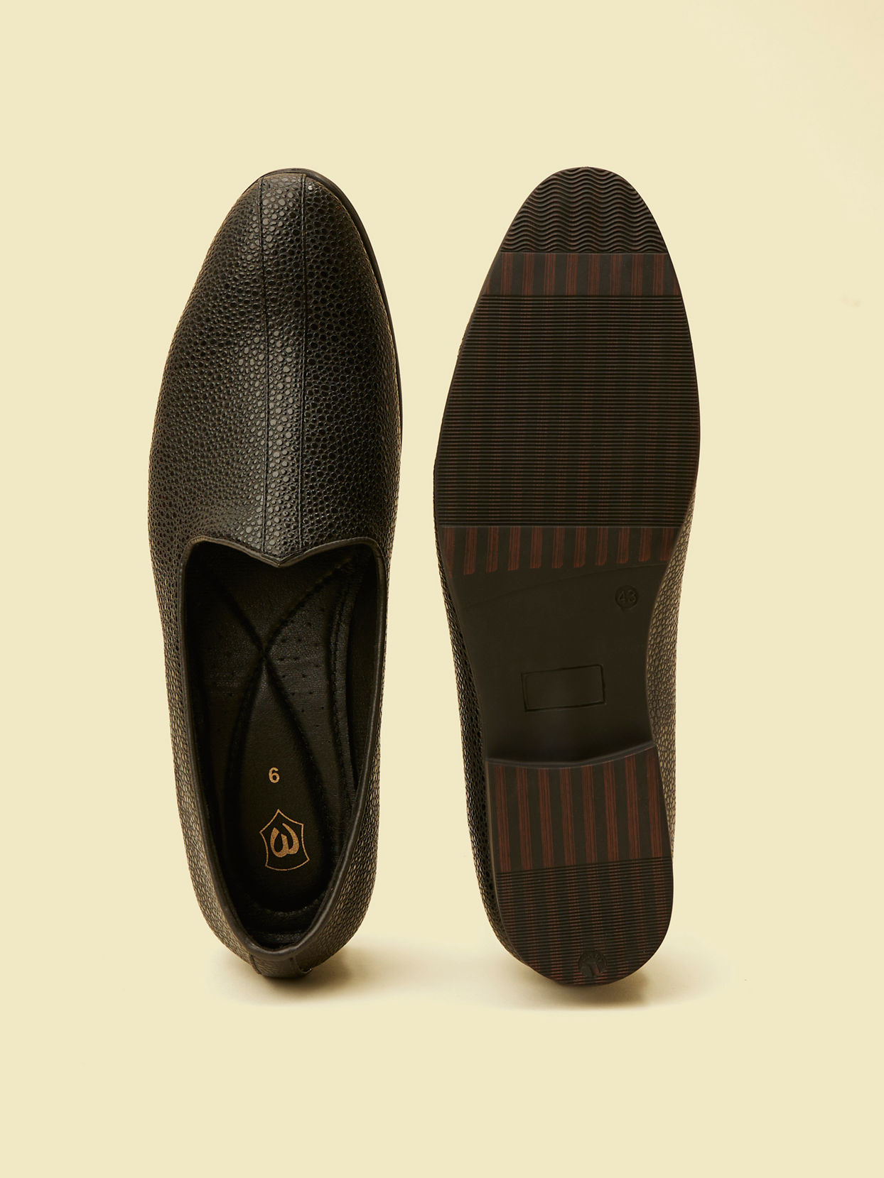 alt message - Manyavar Men Kohl Black Loafer Style Shoes image number 4