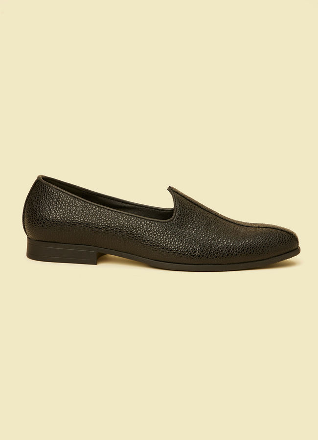 alt message - Manyavar Men Kohl Black Loafer Style Shoes image number 3