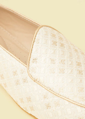 Manyavar Men Ivory Cream Sequinned Jaal Patterned Jooti