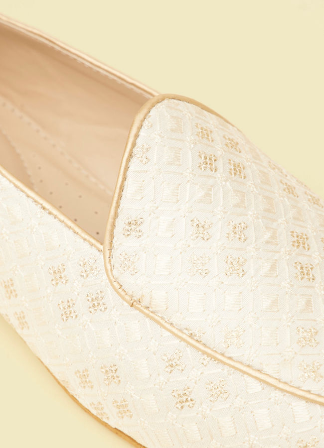 Manyavar Men Ivory Cream Sequinned Jaal Patterned Jooti