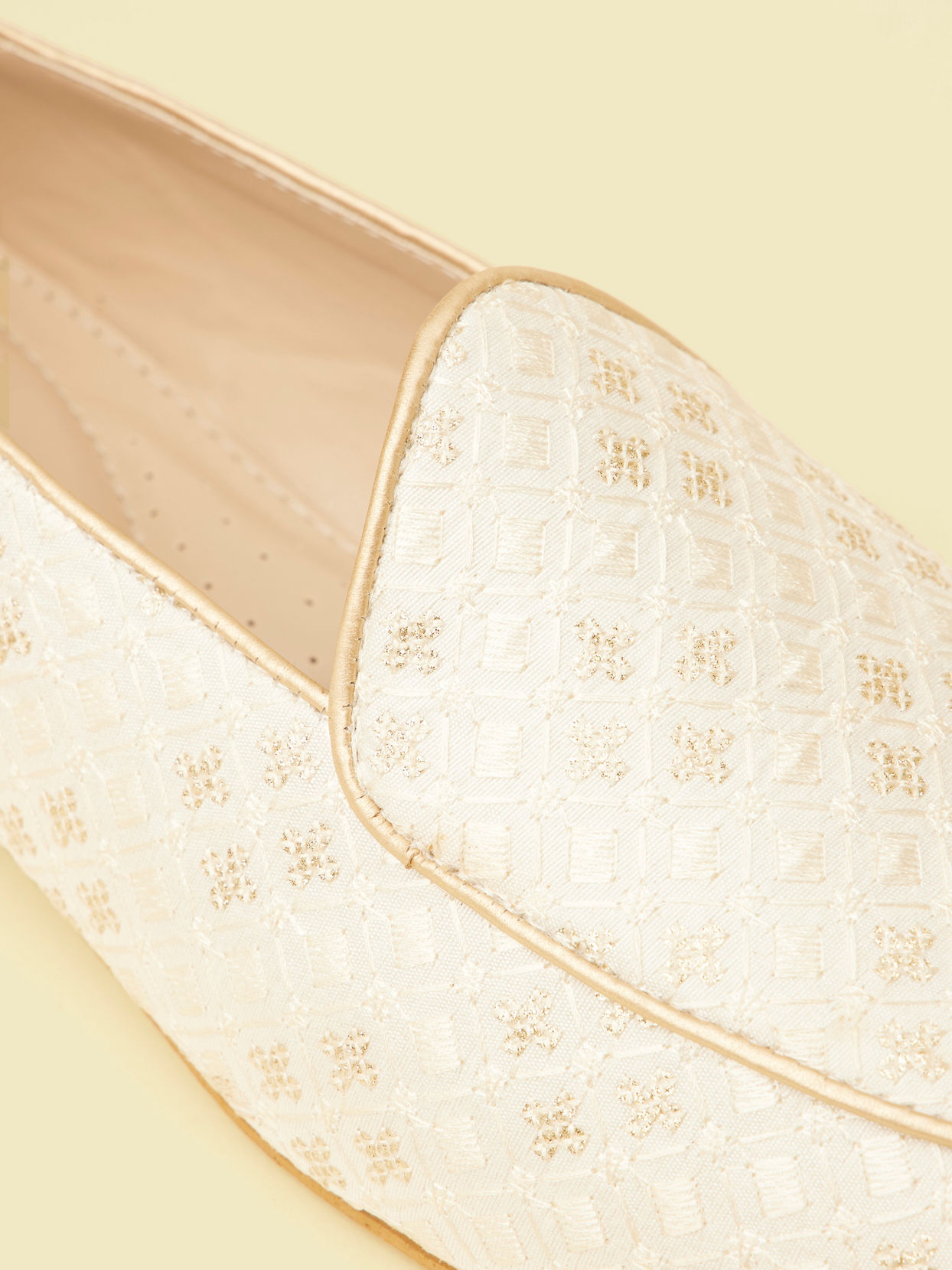 Manyavar Men Ivory Cream Sequinned Jaal Patterned Jooti
