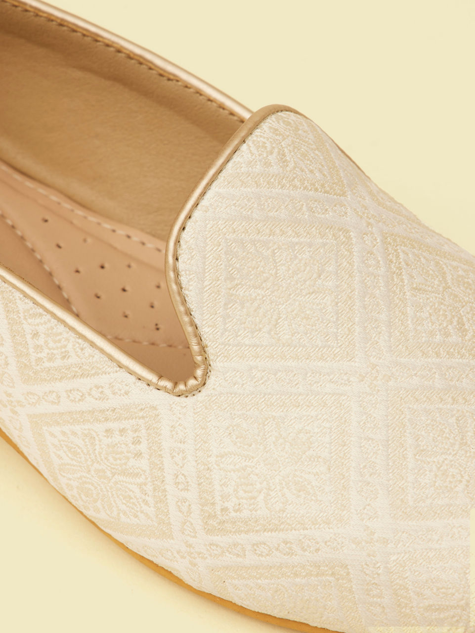 Manyavar Men Cloud Cream Embroidered Jooti