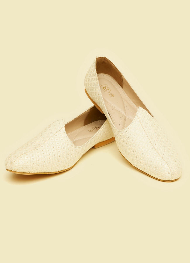 Manyavar Men Cream Embroidered Jooti