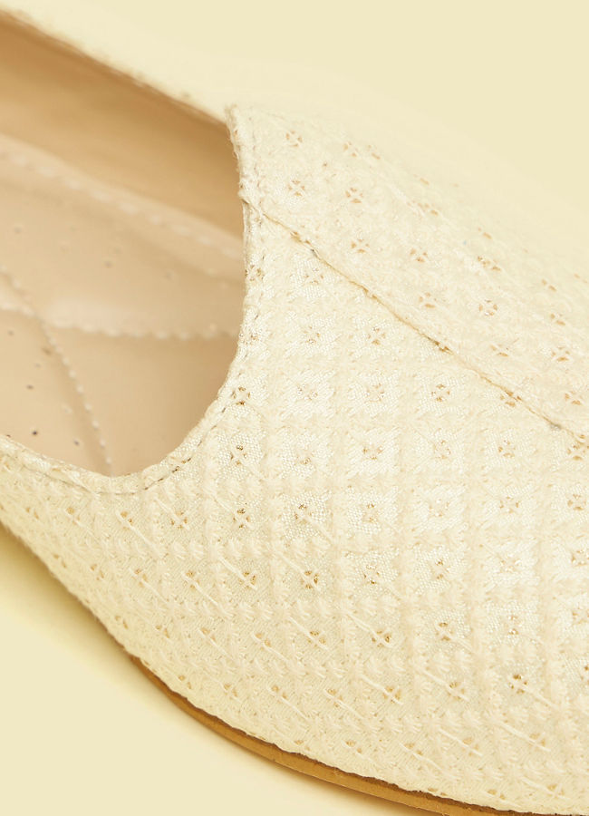 Manyavar Men Cream Embroidered Jooti