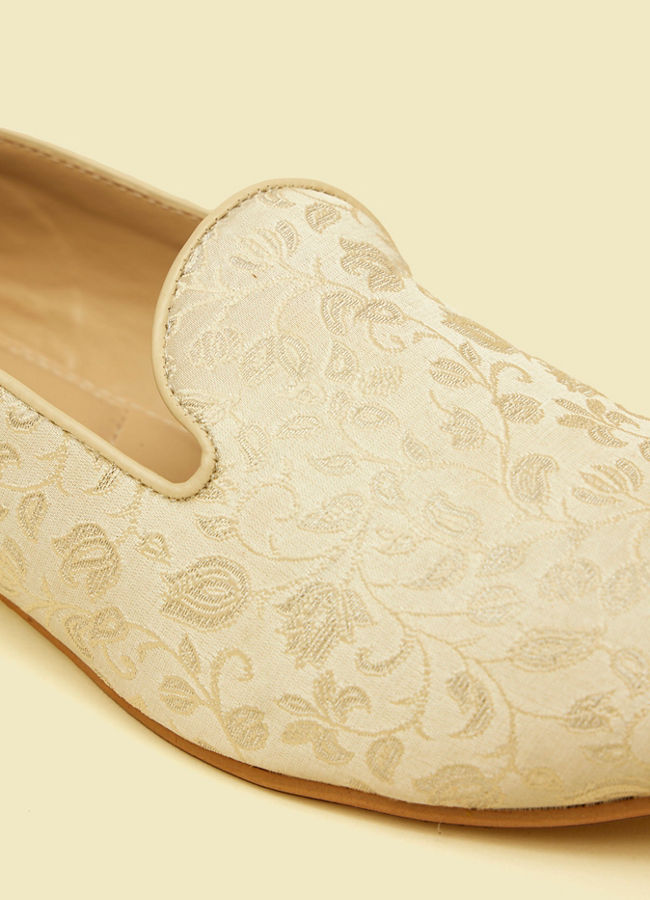 Manyavar Men Cloud White Bel Buti Embroidered Jooti