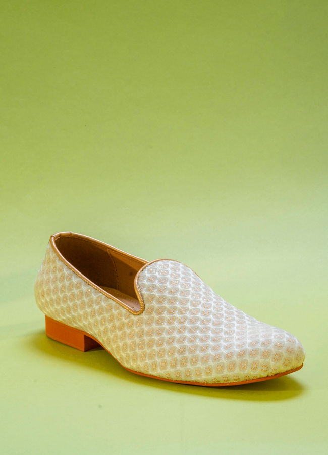 Manyavar Men Elegant Velvet Cream Shoe