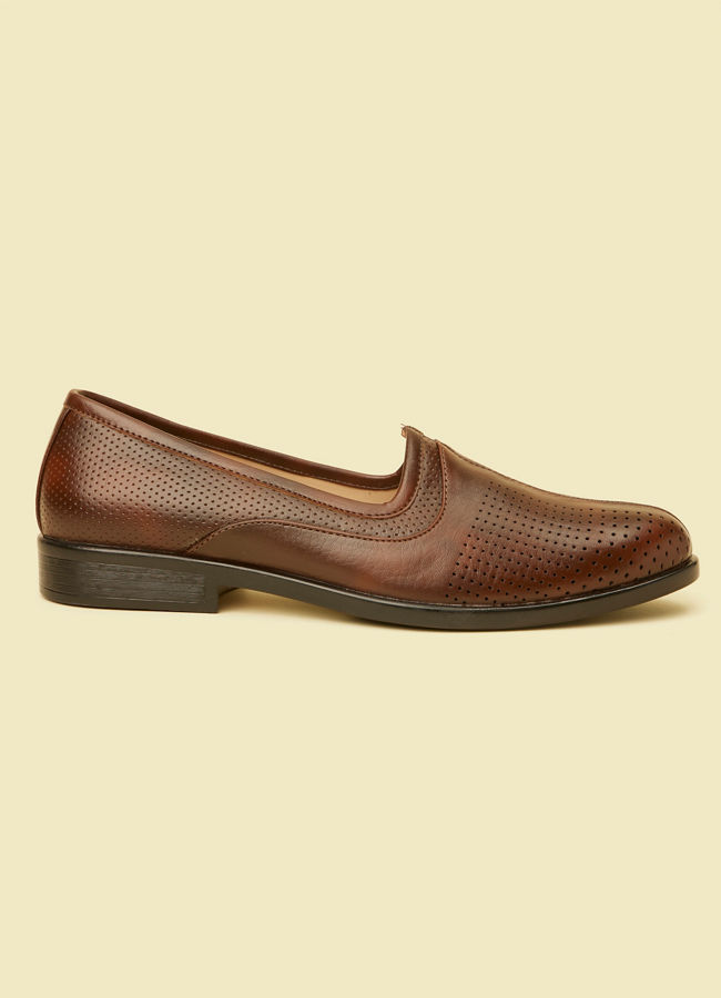 alt message - Manyavar Men Dark Brown Loafer Style Jutti image number 3