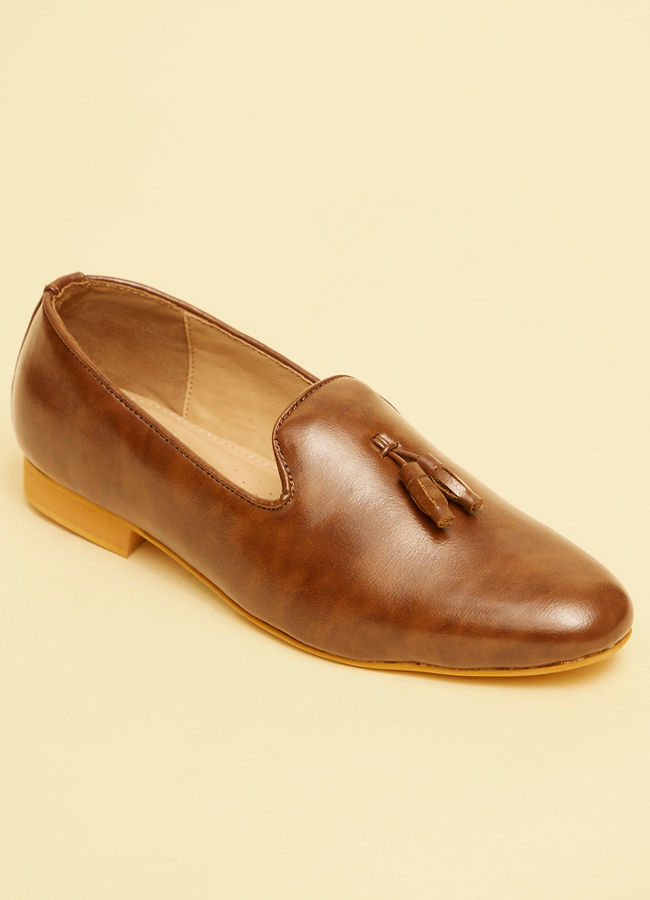 alt message - Manyavar Men Dark Brown Tasseled Loafer style jutti image number 2