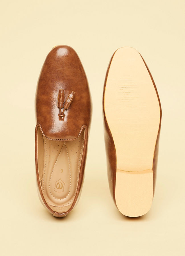 alt message - Manyavar Men Dark Brown Tasseled Loafer style jutti image number 4