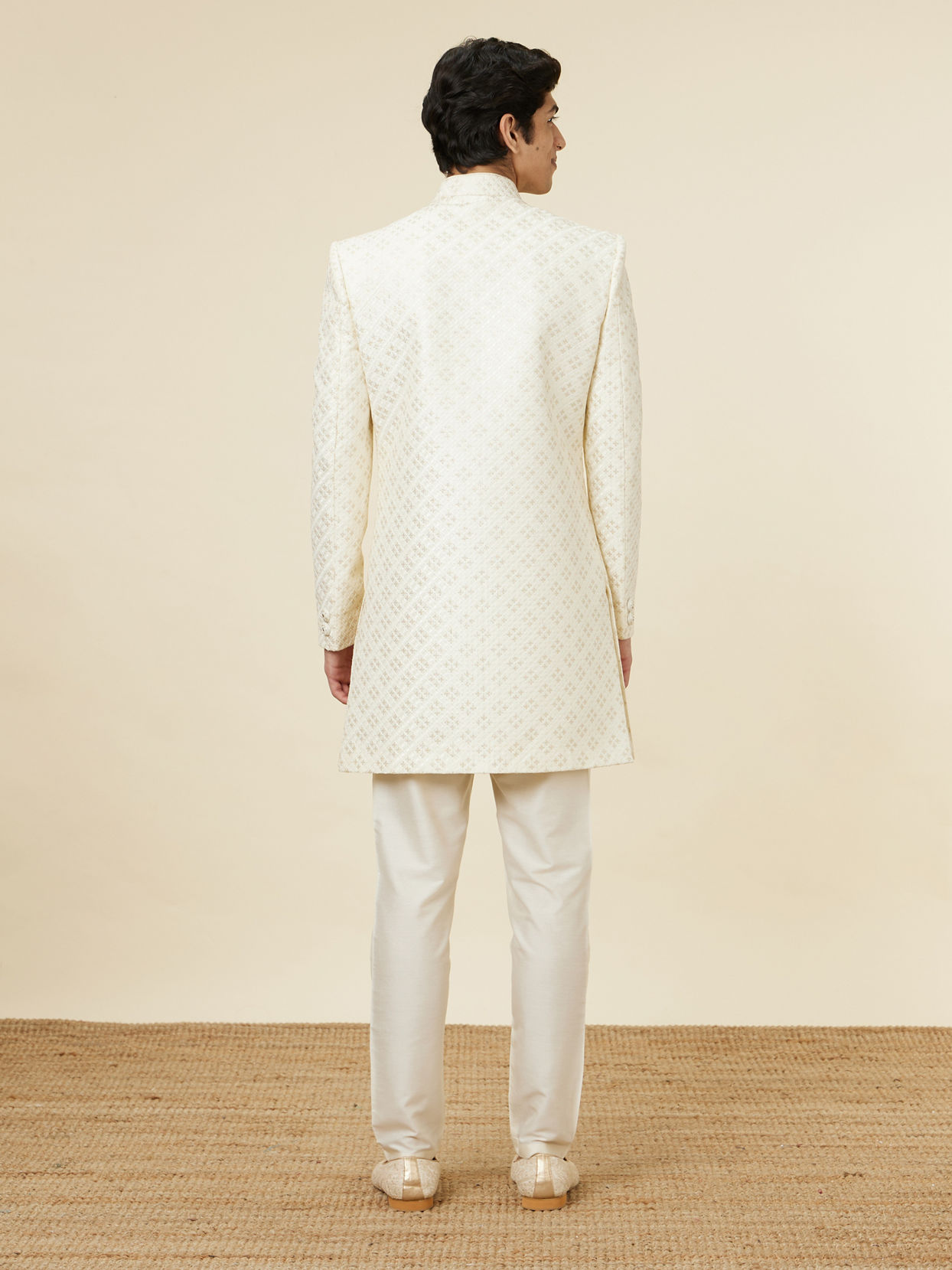 alt message - Manyavar Men Lily White Diamond Patterned Sequined Sherwani Set image number 4