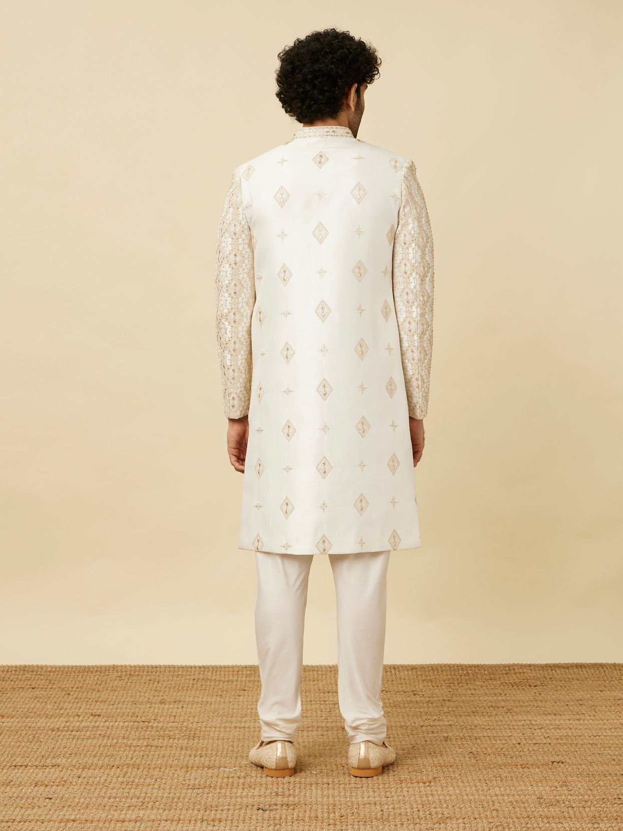 alt message - Manyavar Men Pearled Ivory White Diamond Patterned Sherwani Set image number 4