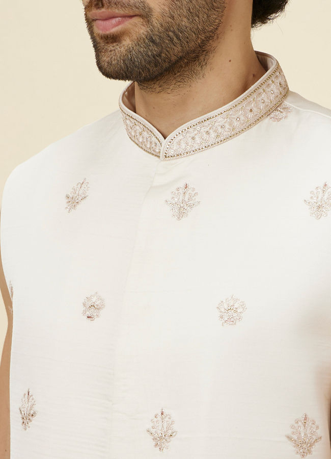 alt message - Manyavar Men Warm White Floral Trellis Patterned Sherwani Set image number 3