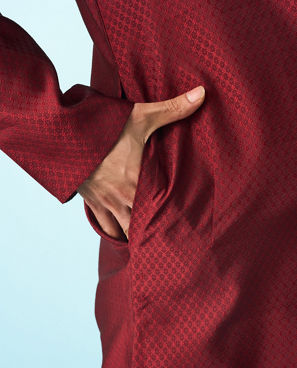 Diwas Men Dazzling Maroon Kurta Pajama