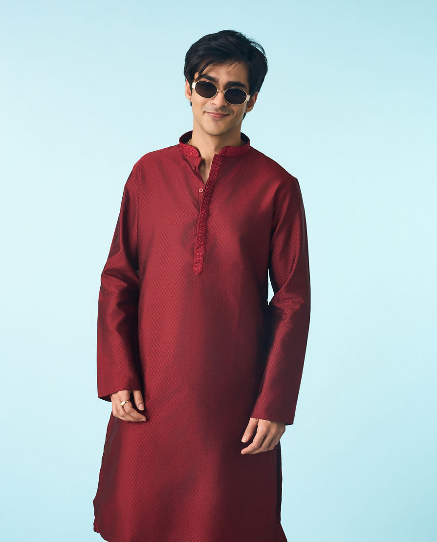 Diwas Men Dazzling Maroon Kurta Pajama