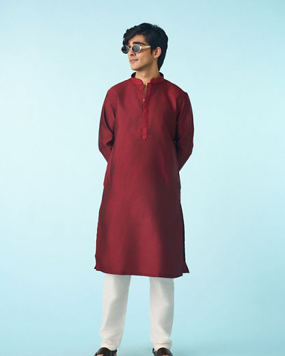 Diwas Men Dazzling Maroon Kurta Pajama