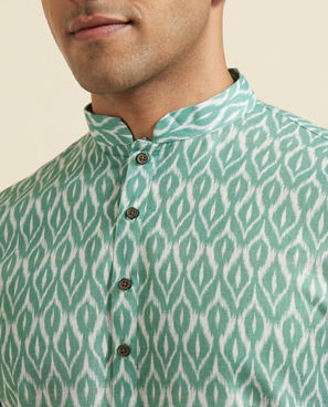 Diwas Men Green Kurta Pajama Set with an Effortless Edge