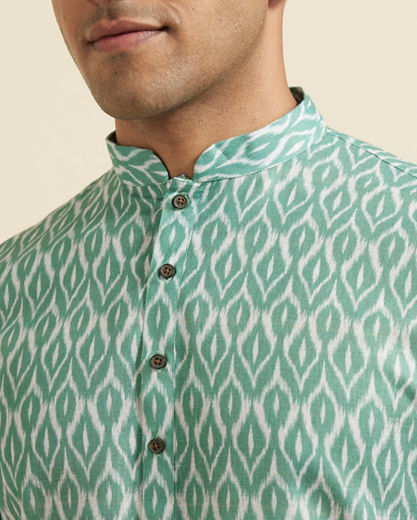 Diwas Men Green Kurta Pajama Set with an Effortless Edge