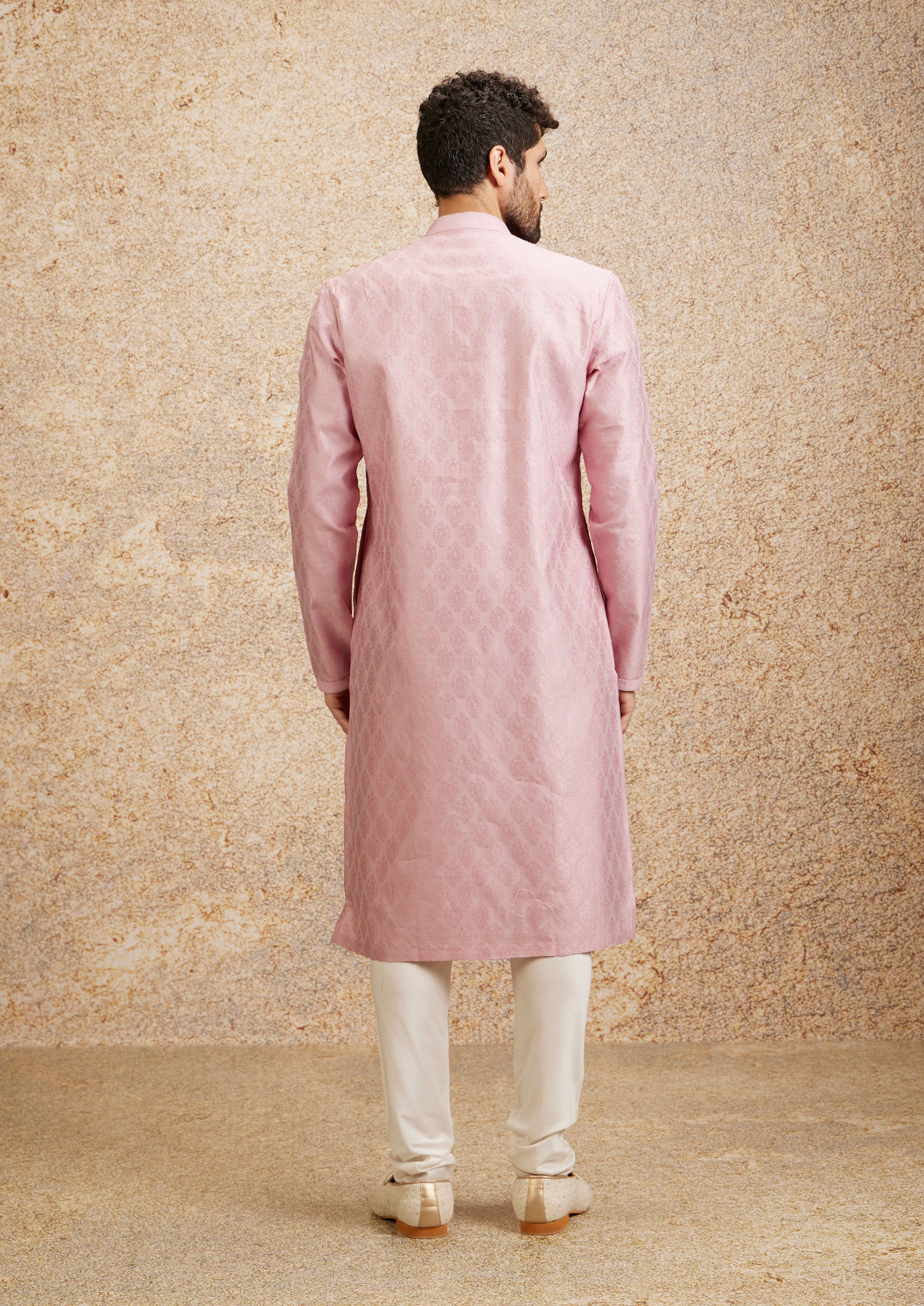 alt message - Twamev Men Lavender Pink Self Patterned Kurta Set image number 4