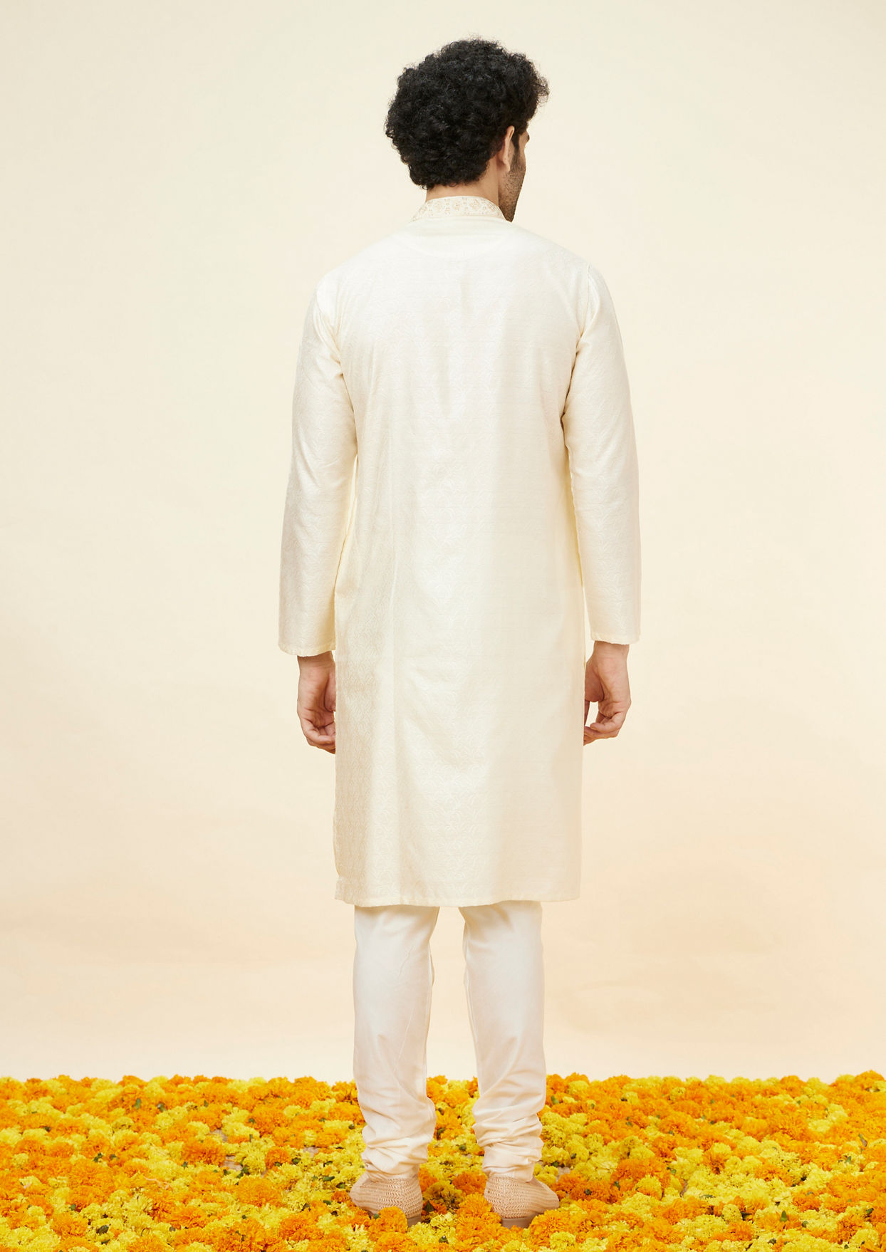 alt message - Twamev Men Ivory White Self Patterned Kurta Set image number 4