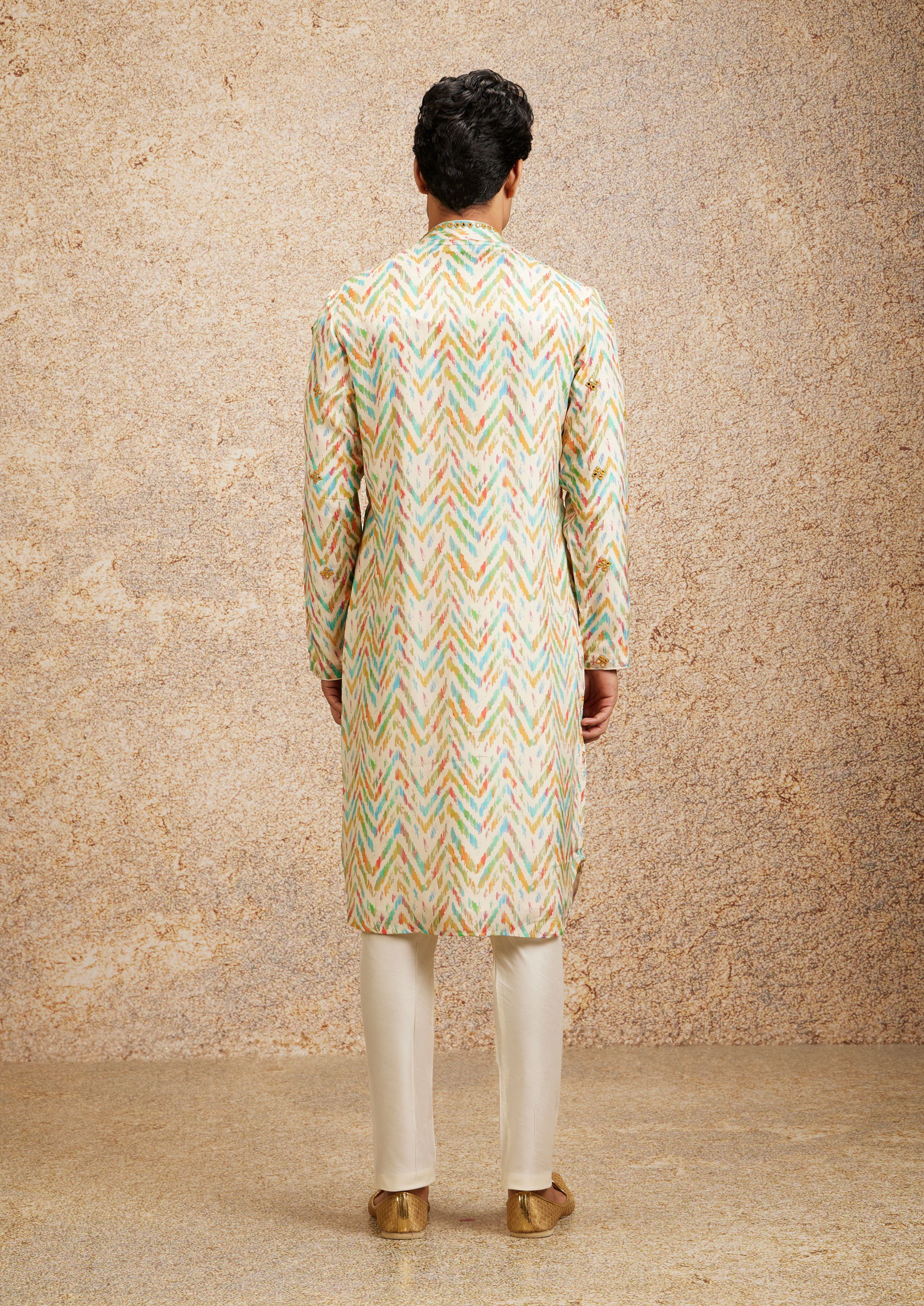 alt message - Twamev Men Beige Multicoloured Chevron Patterned Kurta Set image number 4