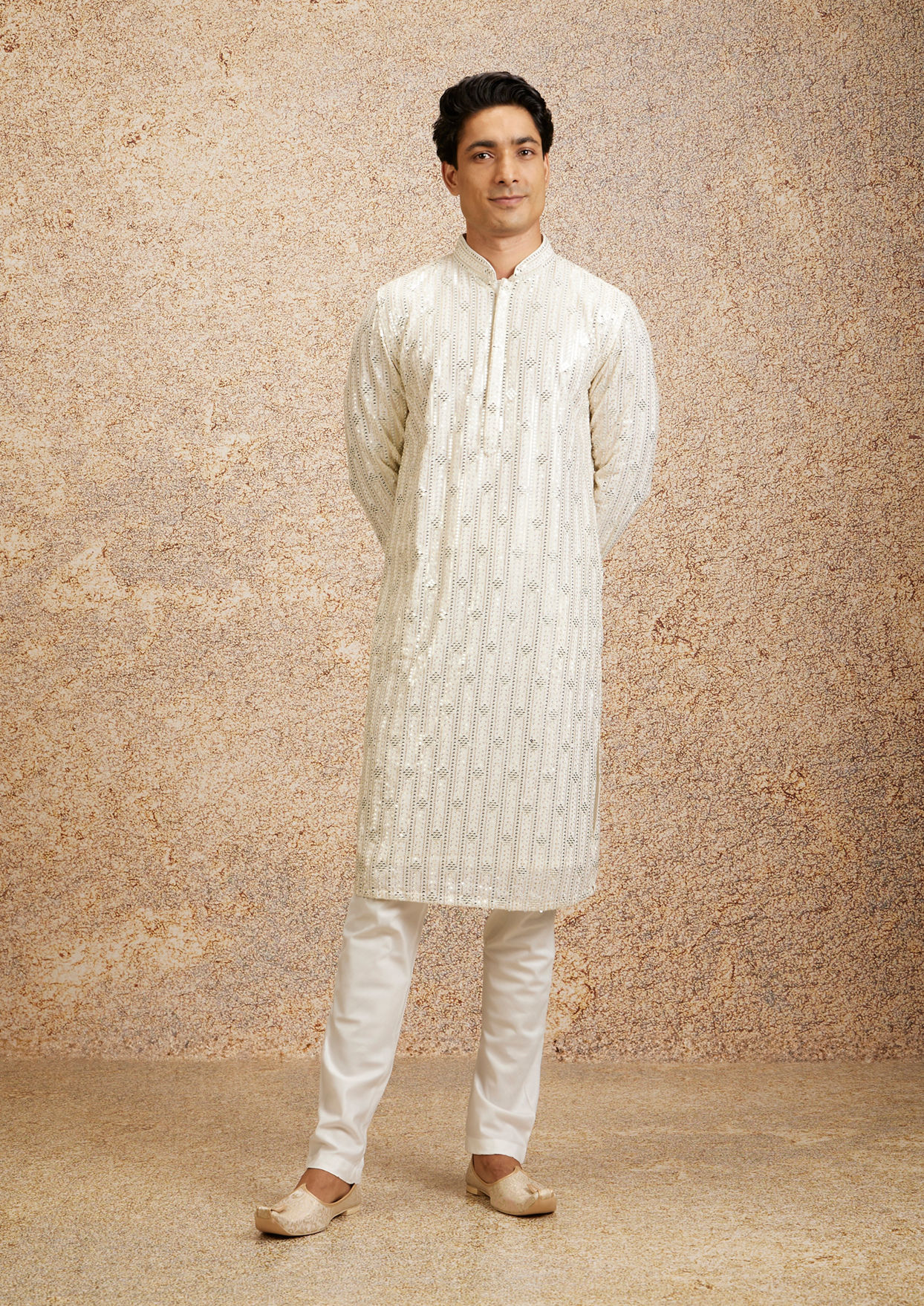 alt message - Twamev Men Warm White Chowkadi Motif Patterned Kurta Set image number 2