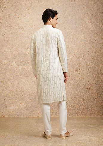 alt message - Twamev Men Warm White Chowkadi Motif Patterned Kurta Set image number 4