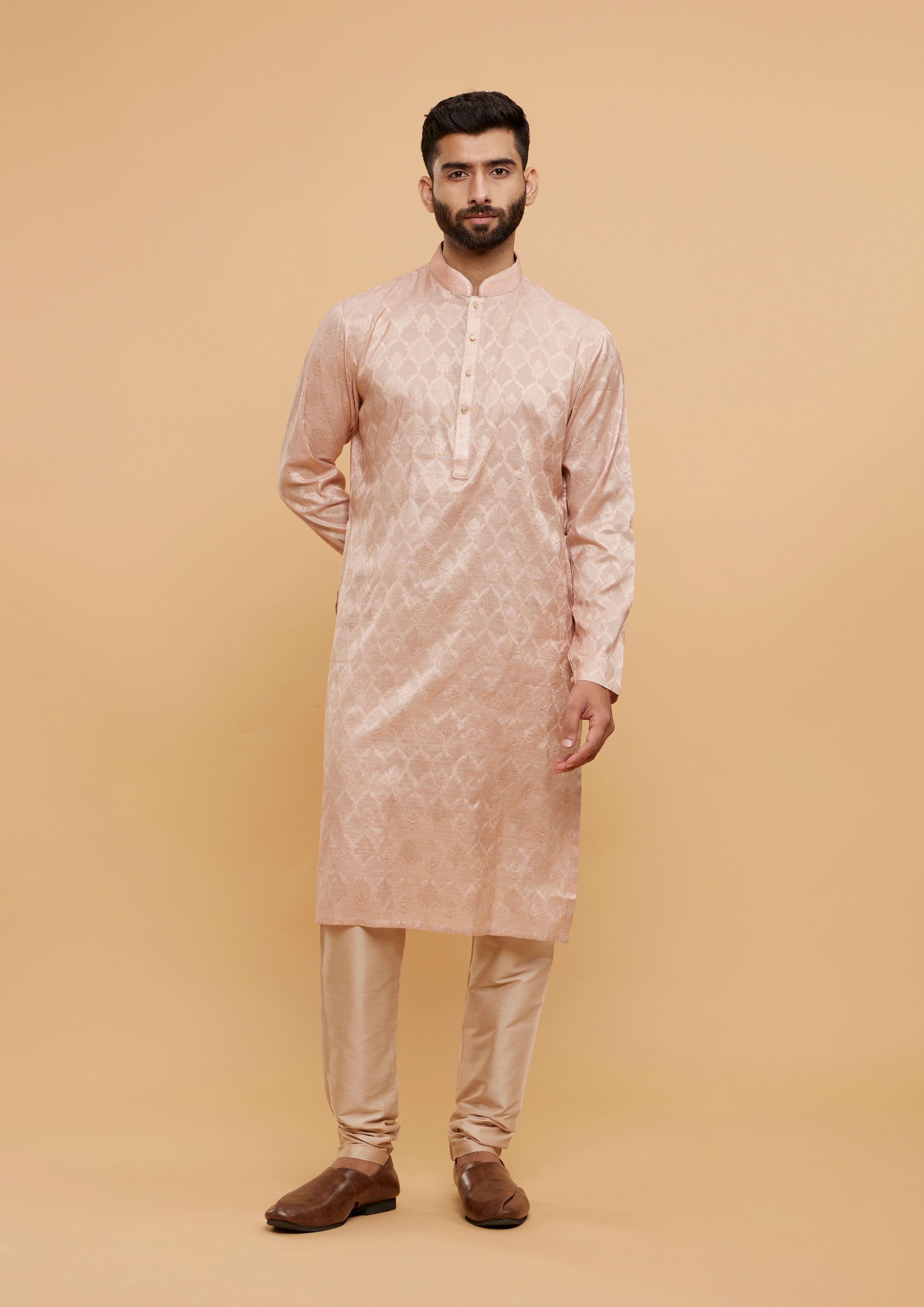 Twamev Men Pale Peach Ogee Patterned Kurta Set image number 2