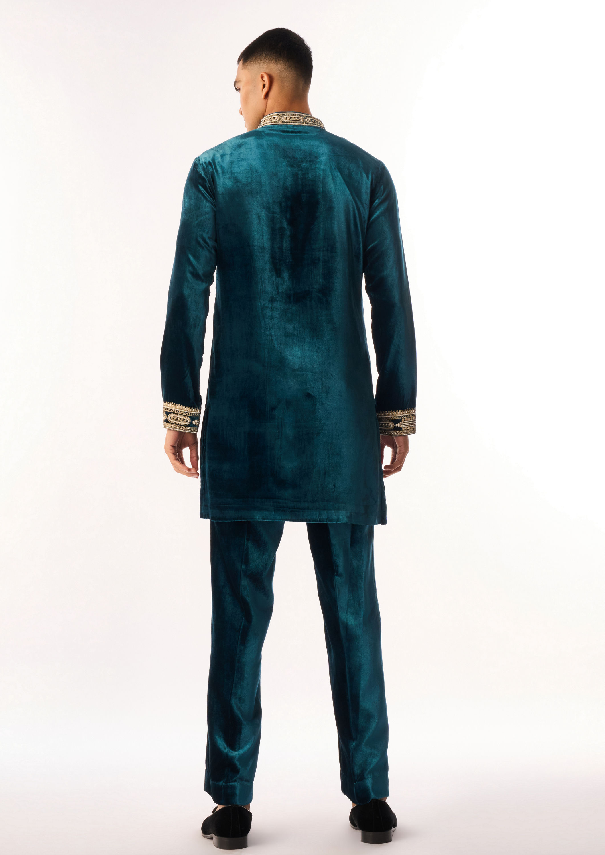 Twamev Men Teal Blue Velvet Kurta Set with Embroidery