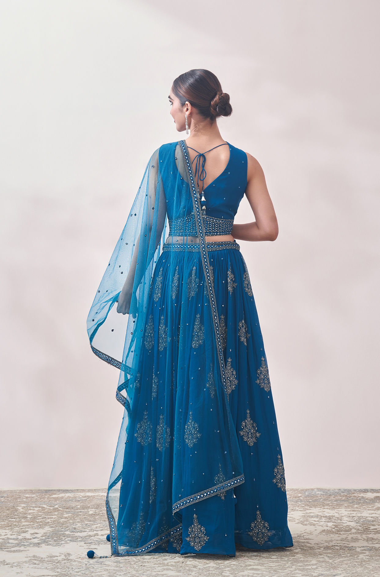 alt message - Mohey Women Turkish Sea Blue Jhallar Patterned Lehenga image number 3