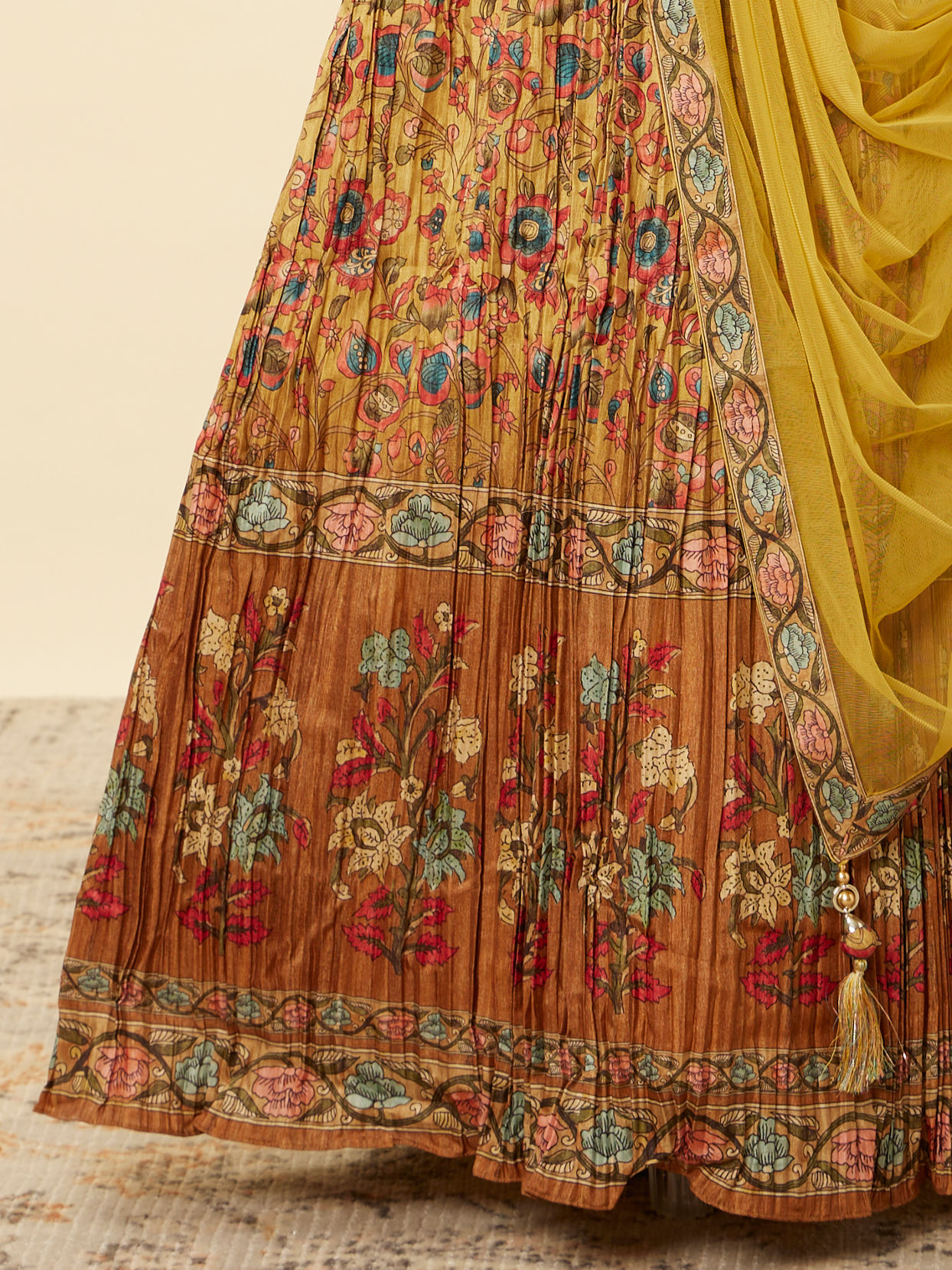 alt message - Mohey Women Mustard Yellow Floral Printed Lehenga image number 4