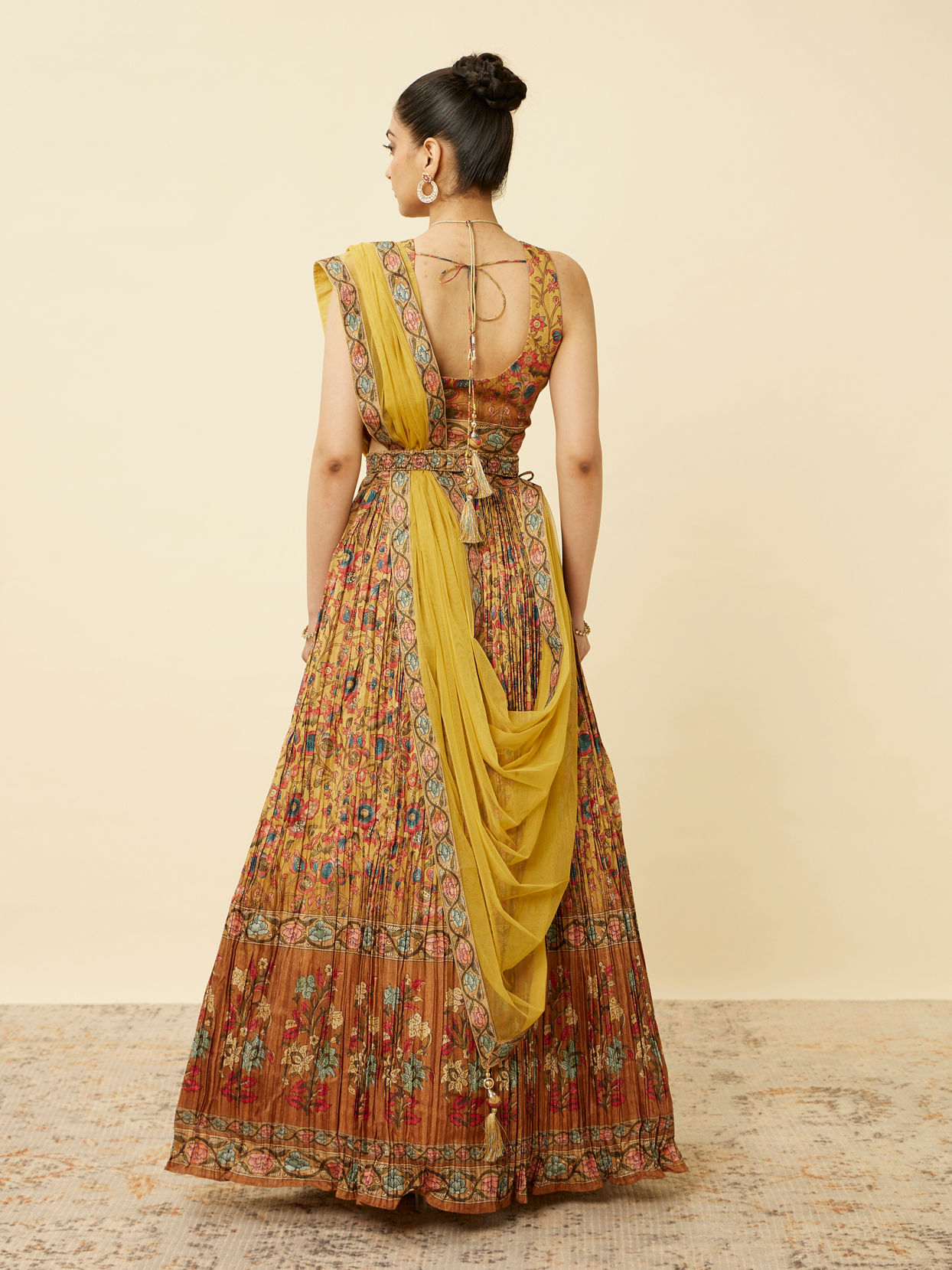 alt message - Mohey Women Mustard Yellow Floral Printed Lehenga image number 3