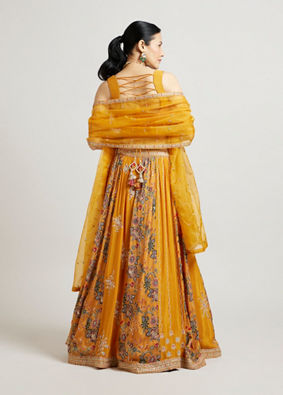 alt message - Mohey Women Mustard Yellow Chinon Lehenga with Zari Work image number 4