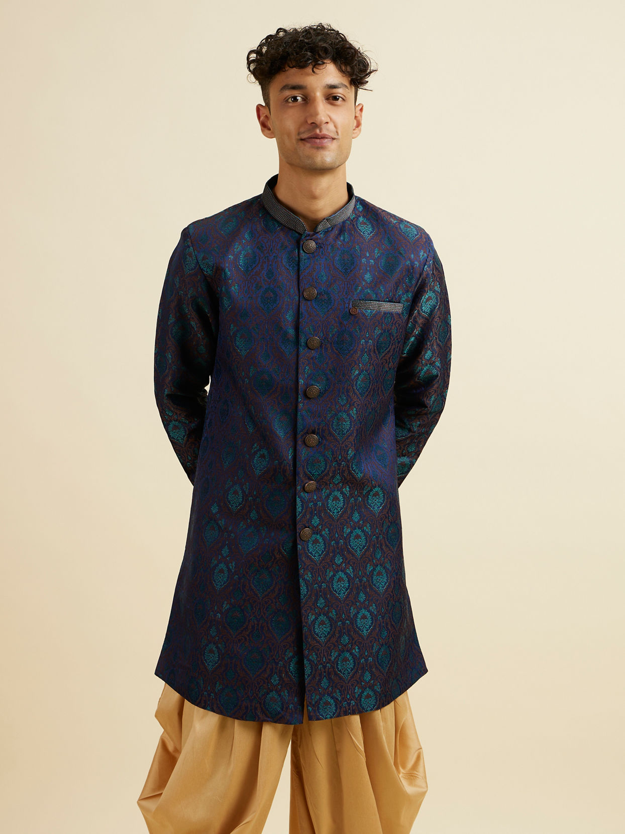 alt message - Manyavar Men Light Grey Paisley Printed Kurta Set image number 0