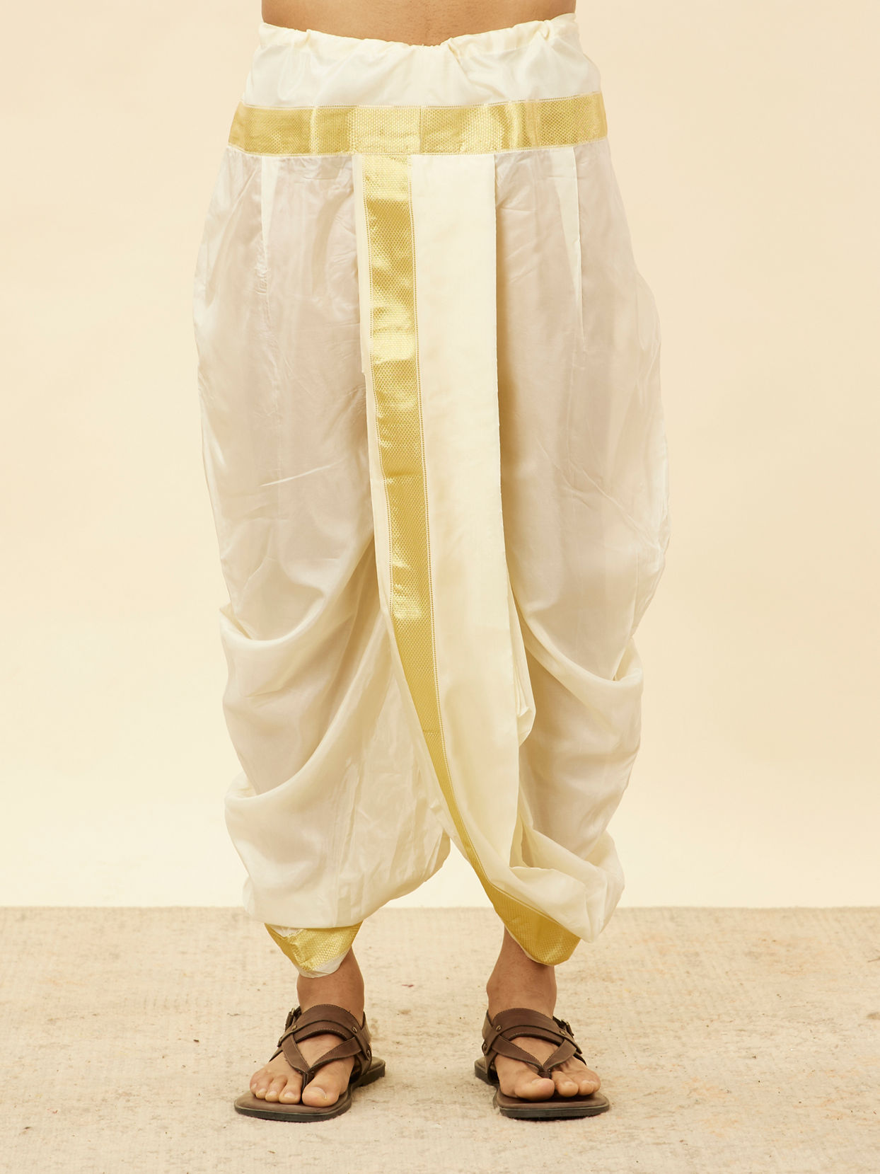 alt message - Manyavar Men Ivory White Zari Bordered Traditional South Indian Pancha Set image number 4