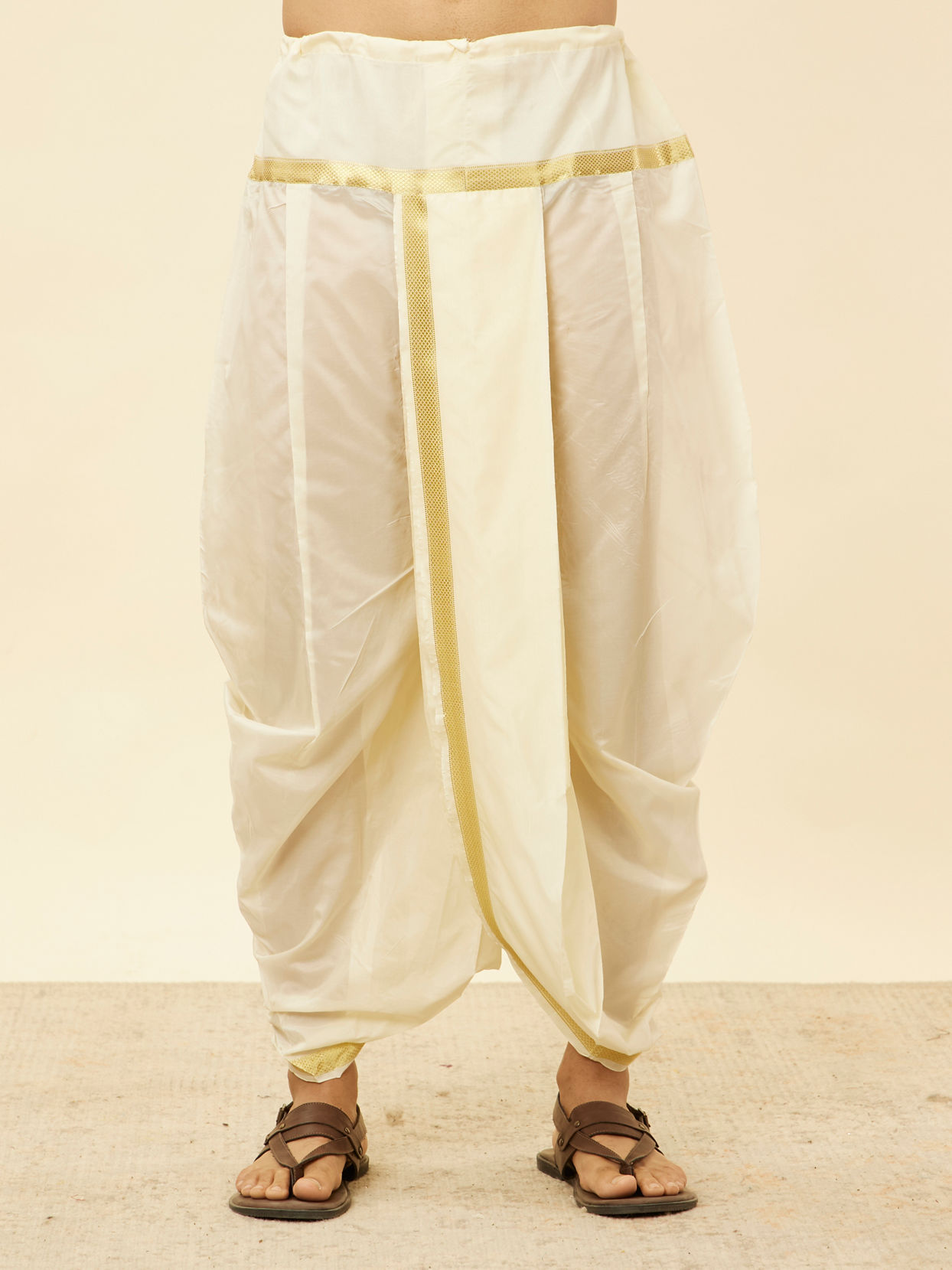 alt message - Manyavar Men Warm White Zari Bordered Traditional South Indian Pancha Set image number 4