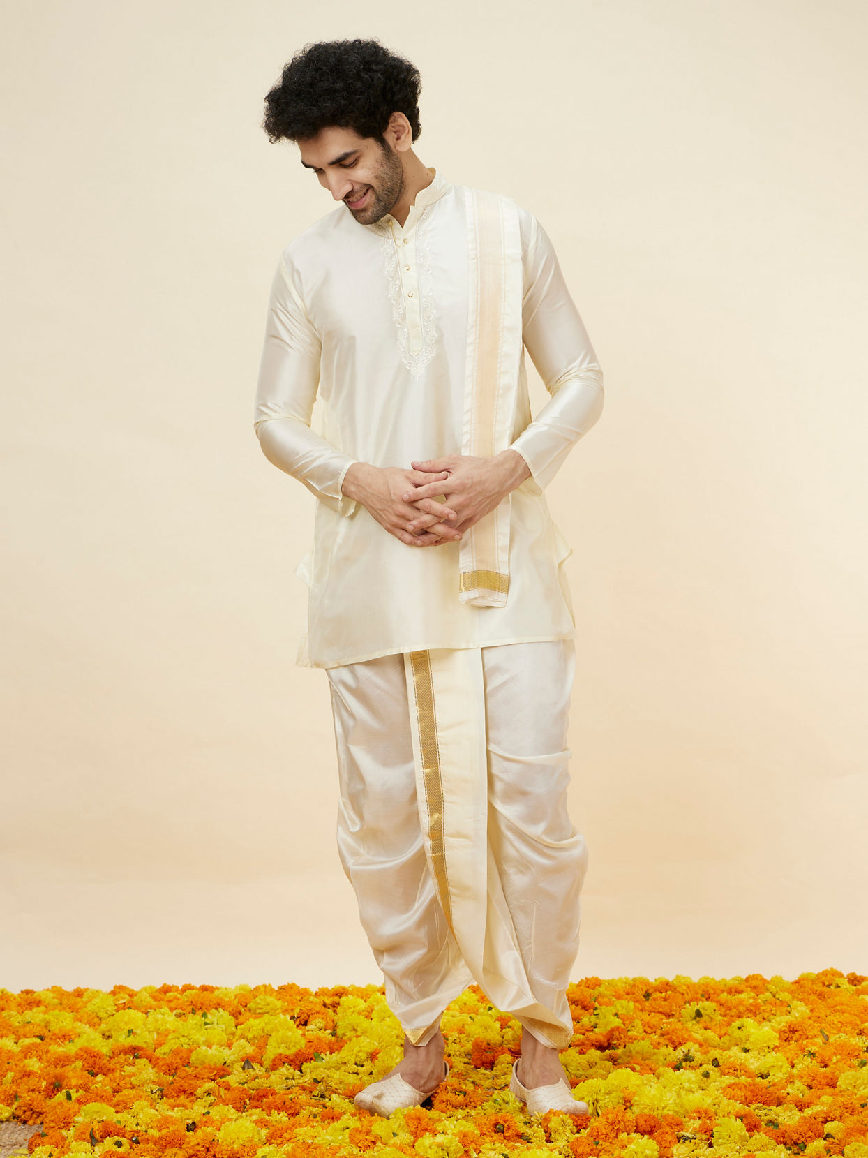 alt message - Manyavar Men Ivory White Traditional South Indian Kurta Pancha Set image number 3