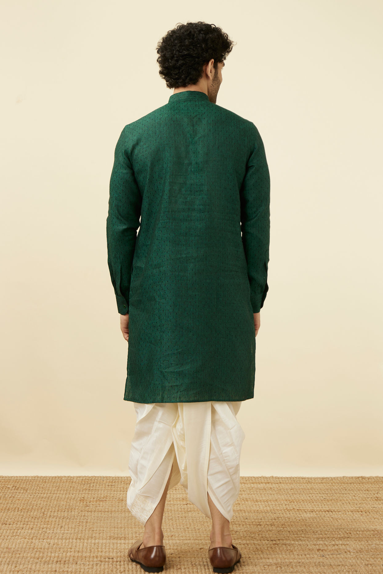 alt message - Manyavar Men Moss Green Self Patterned Kurta image number 4