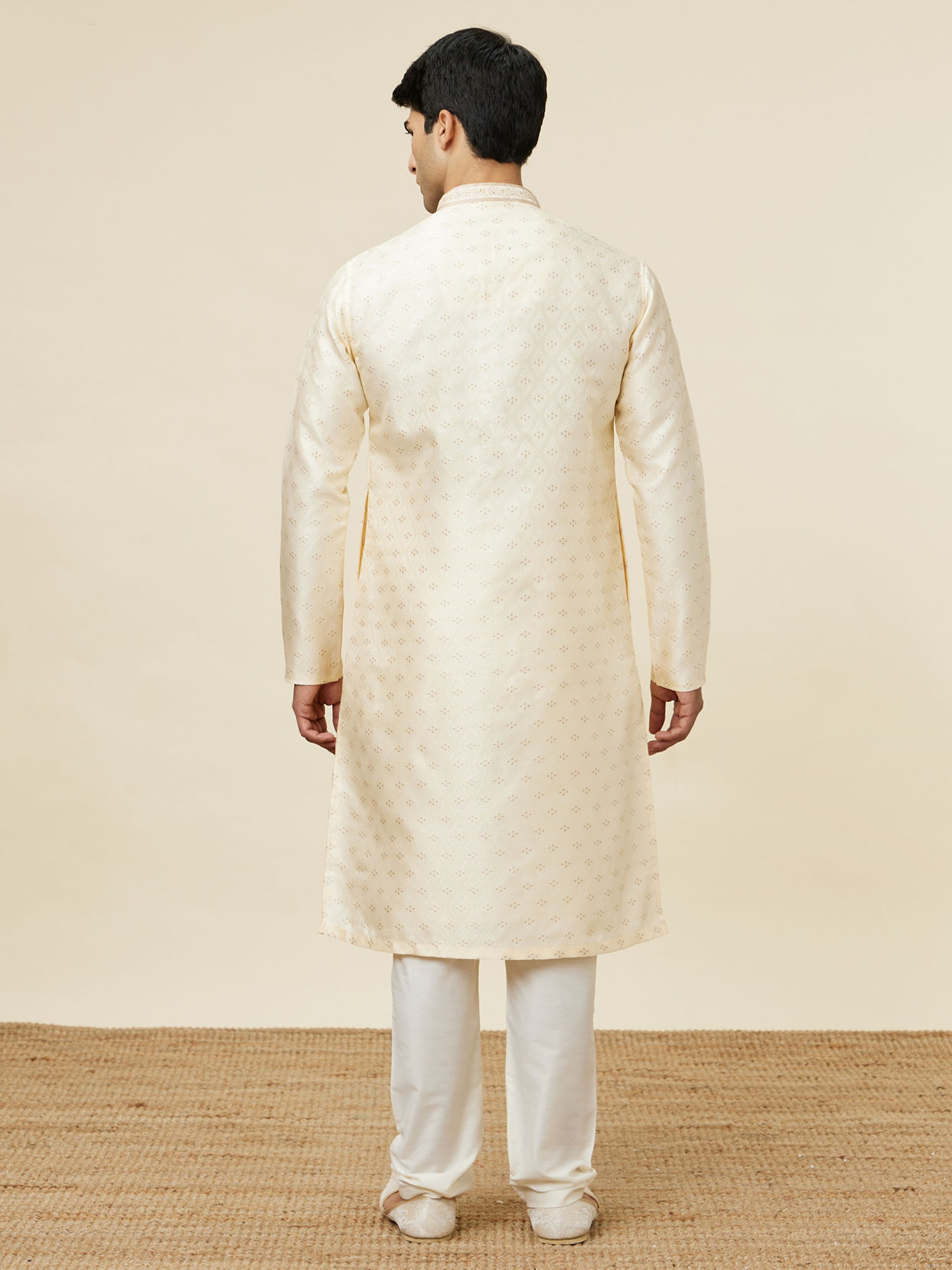 alt message - Manyavar Men Cream White Jaal Patterned Kurta Set image number 5