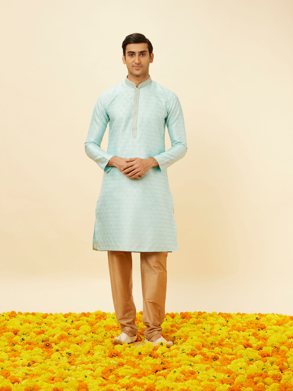 alt message - Manyavar Men Aqua Blue Shankh Patterned Kurta Set image number 2