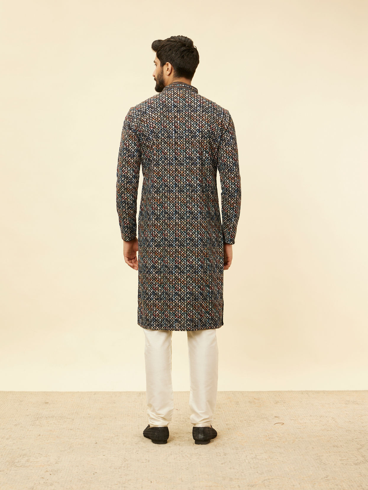 alt message - Manyavar Men Pristine White Diamond Patterned Kurta Set image number 4