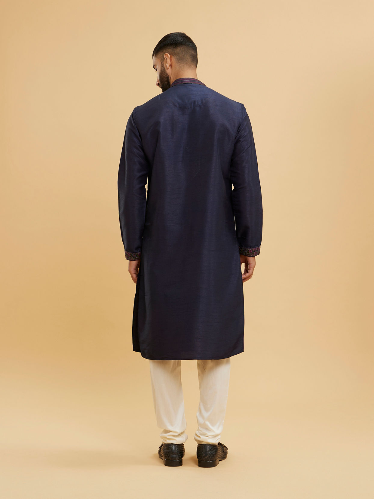 Manyavar Men Midnight Blue Plain Classic Kurta Set with Embroidered Neckline image number 4