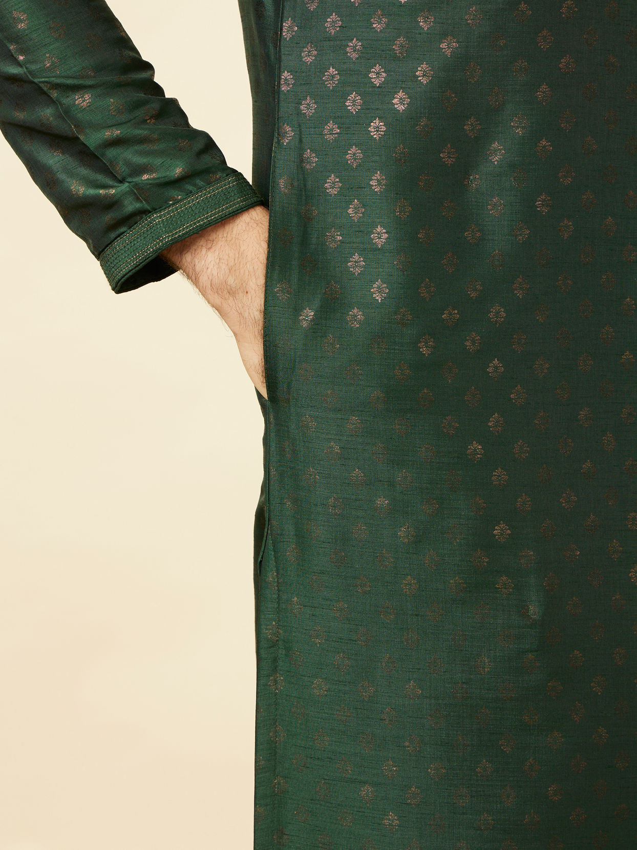 alt message - Manyavar Men Forest Green Buti Printed Kurta Set image number 3