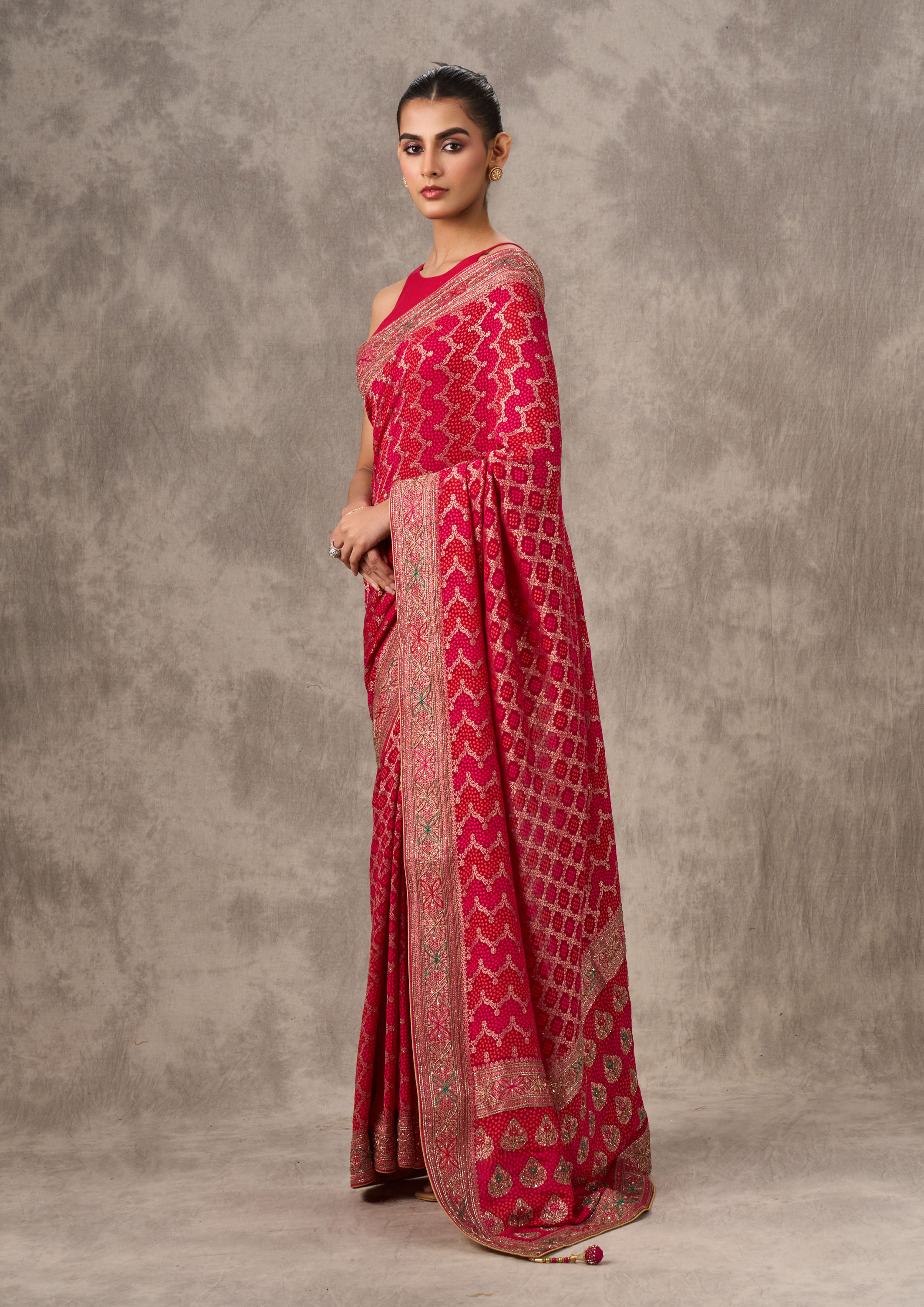 Twamev Women Pink Extravaganza Georgette Saree